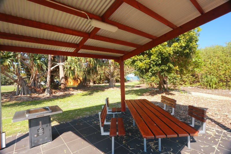 Sheltered Picnic Table – The Gables, Point Vernon, Hervey Bay, QLD